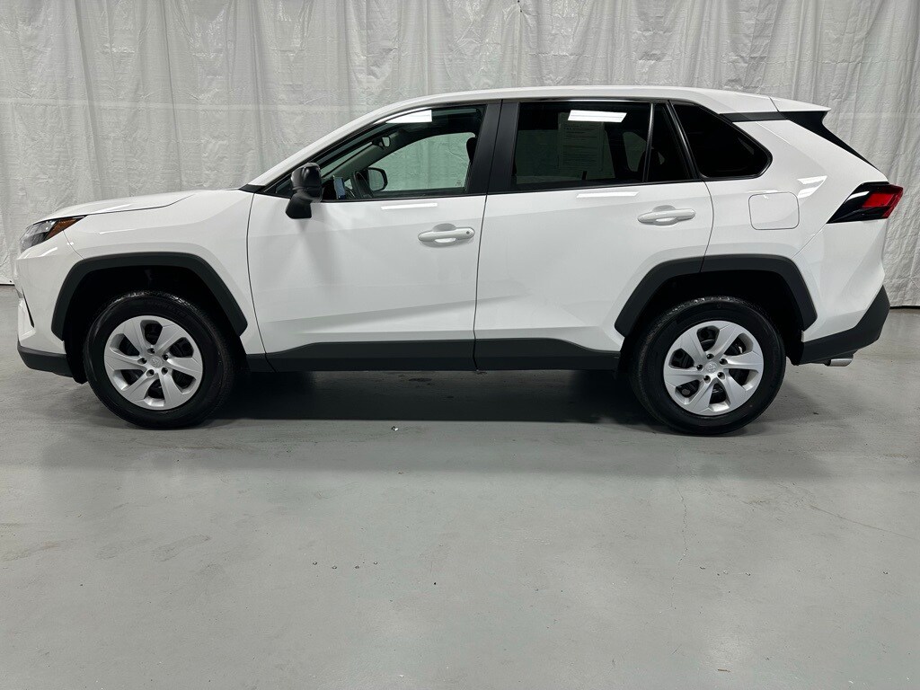 2025 Toyota RAV4 LE photo 4