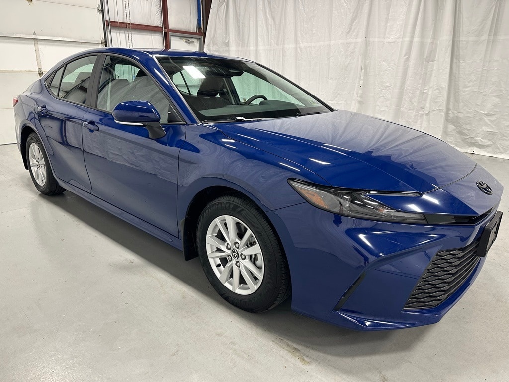 2025 Toyota Camry LE's photo