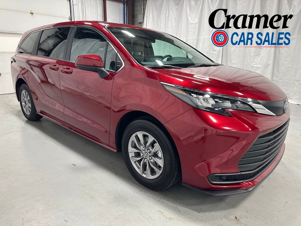 2025 Toyota Sienna LE 8-Passenger Hybrid FWD's photo