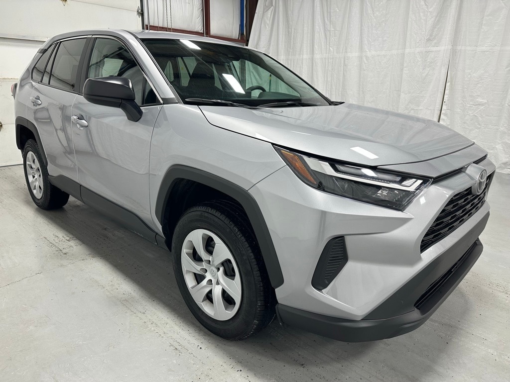 2025 Toyota RAV4 LE's photo