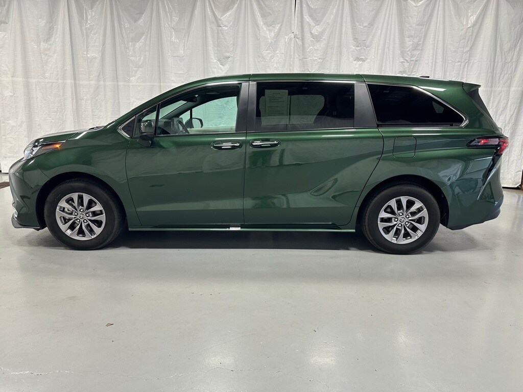 2024 Toyota Sienna XLE photo 4