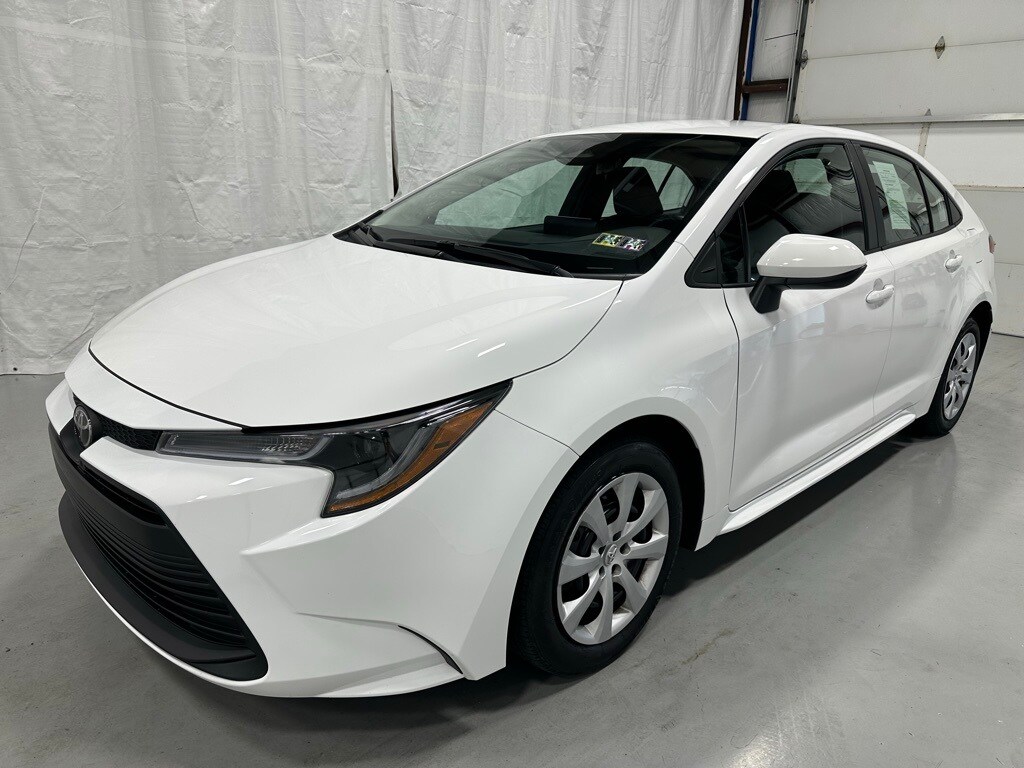 2025 Toyota Corolla LE photo 3