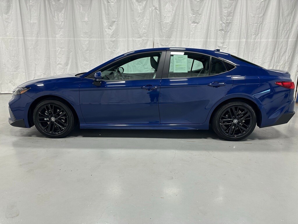 2025 Toyota Camry SE photo 4