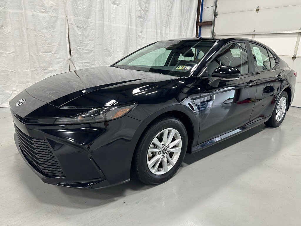 2025 Toyota Camry LE photo 3