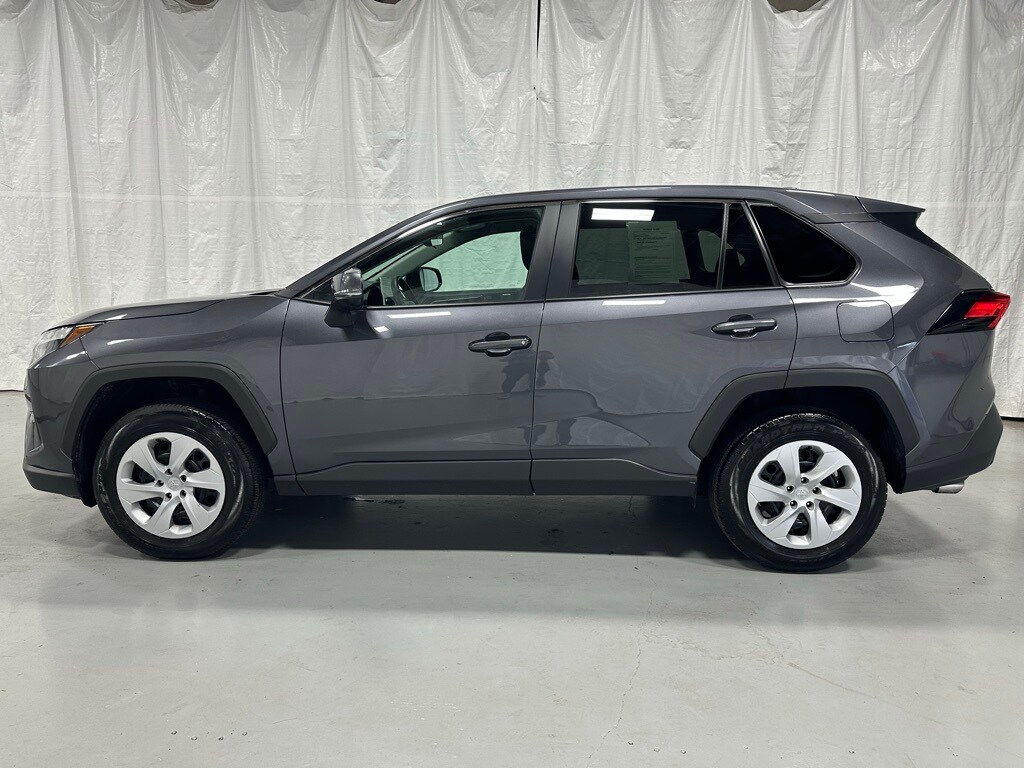 2025 Toyota RAV4 LE photo 4