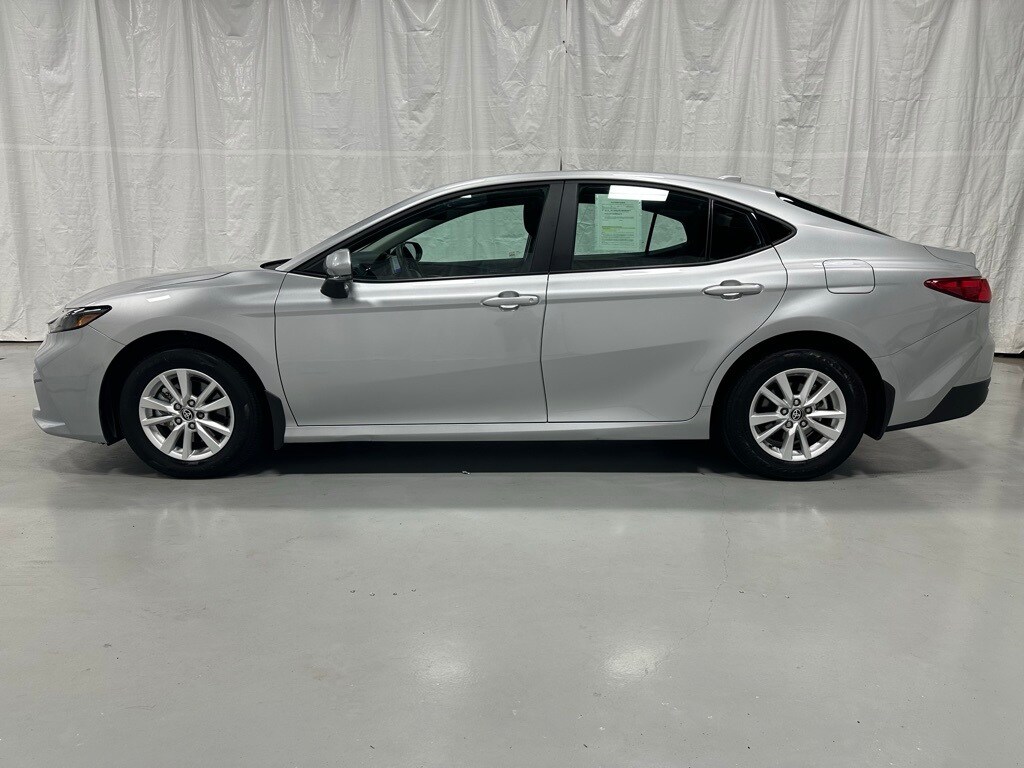 2025 Toyota Camry LE photo 4