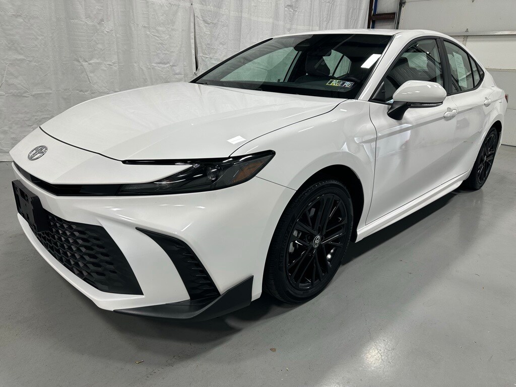2025 Toyota Camry SE photo 3