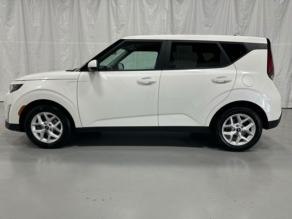 2024 Kia Soul LX photo 2
