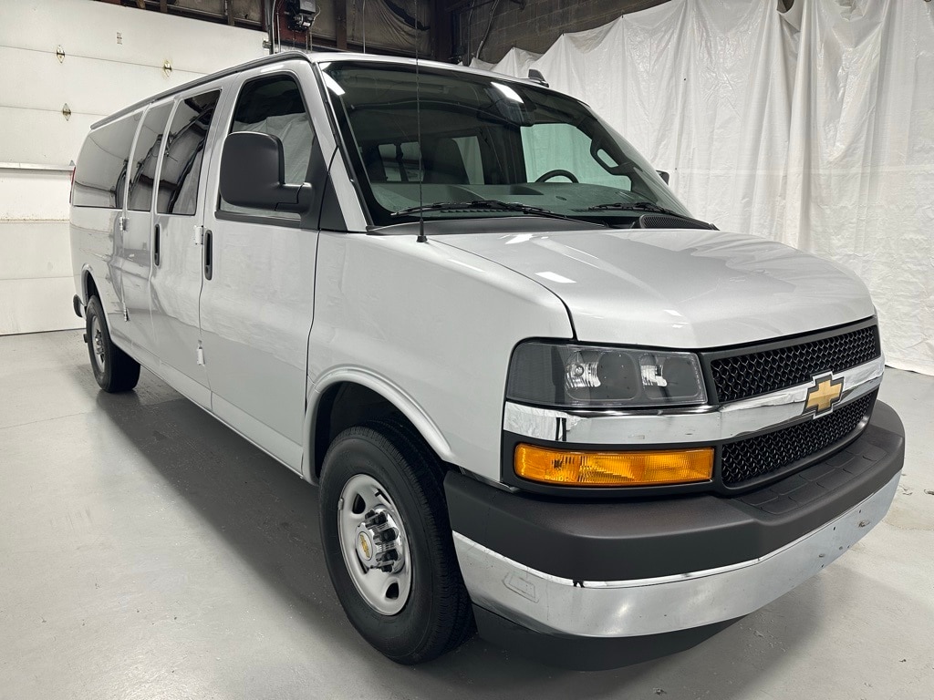 2025 Chevrolet Express Passenger LT's photo