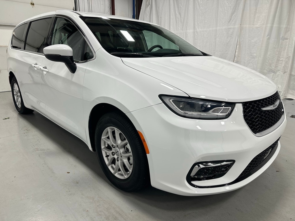 2023 Chrysler Pacifica Touring L's photo