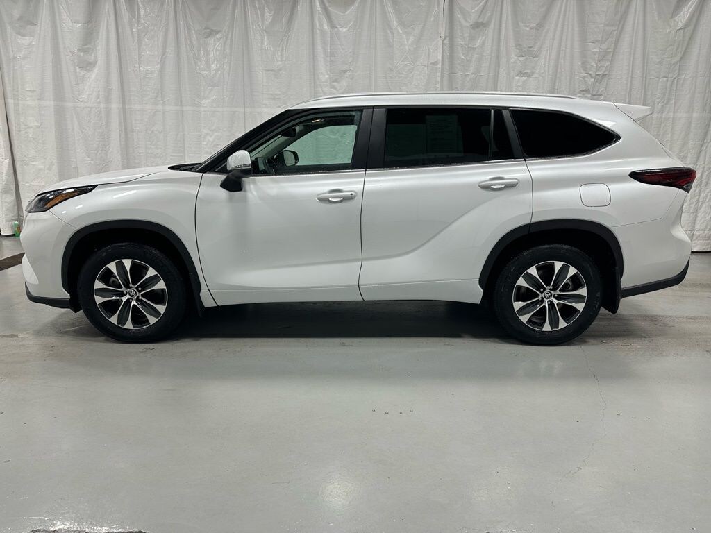 Used 2025 Toyota Highlander XLE SUV
