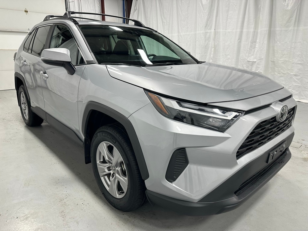 2025 Toyota RAV4 XLE's photo