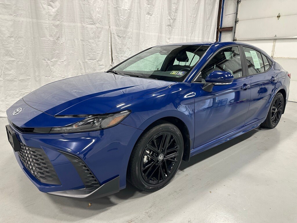 2025 Toyota Camry SE photo 3