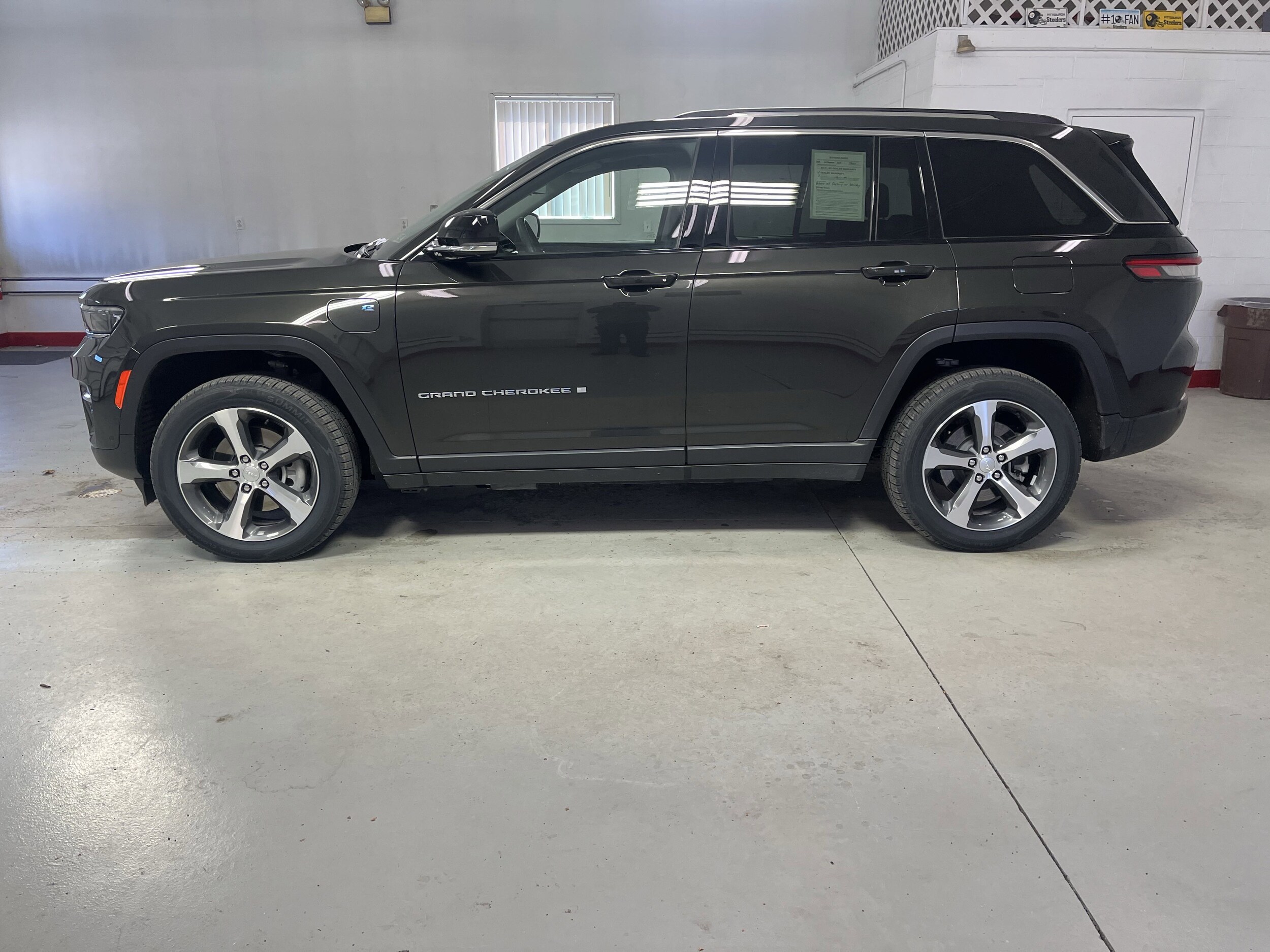 2023 Jeep Grand Cherokee 4xe photo 4