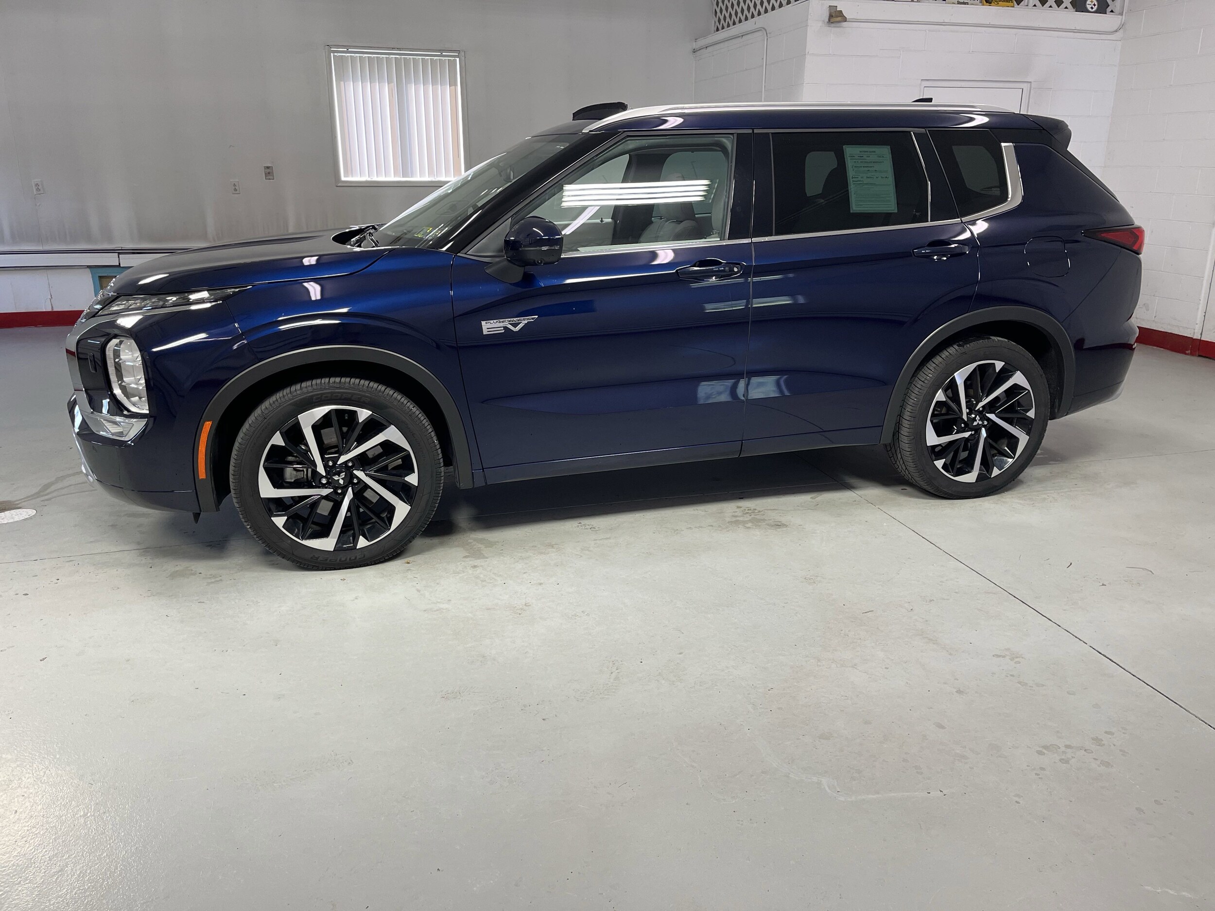2023 Mitsubishi Outlander PHEV SEL photo 3