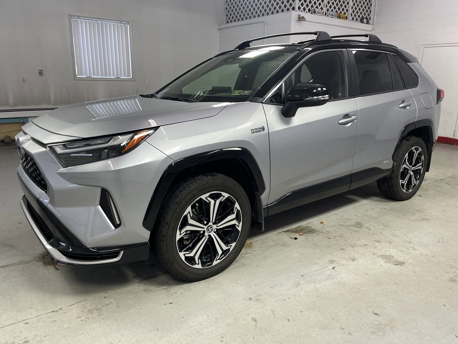 2022 Toyota RAV4 Prime XSE photo 3