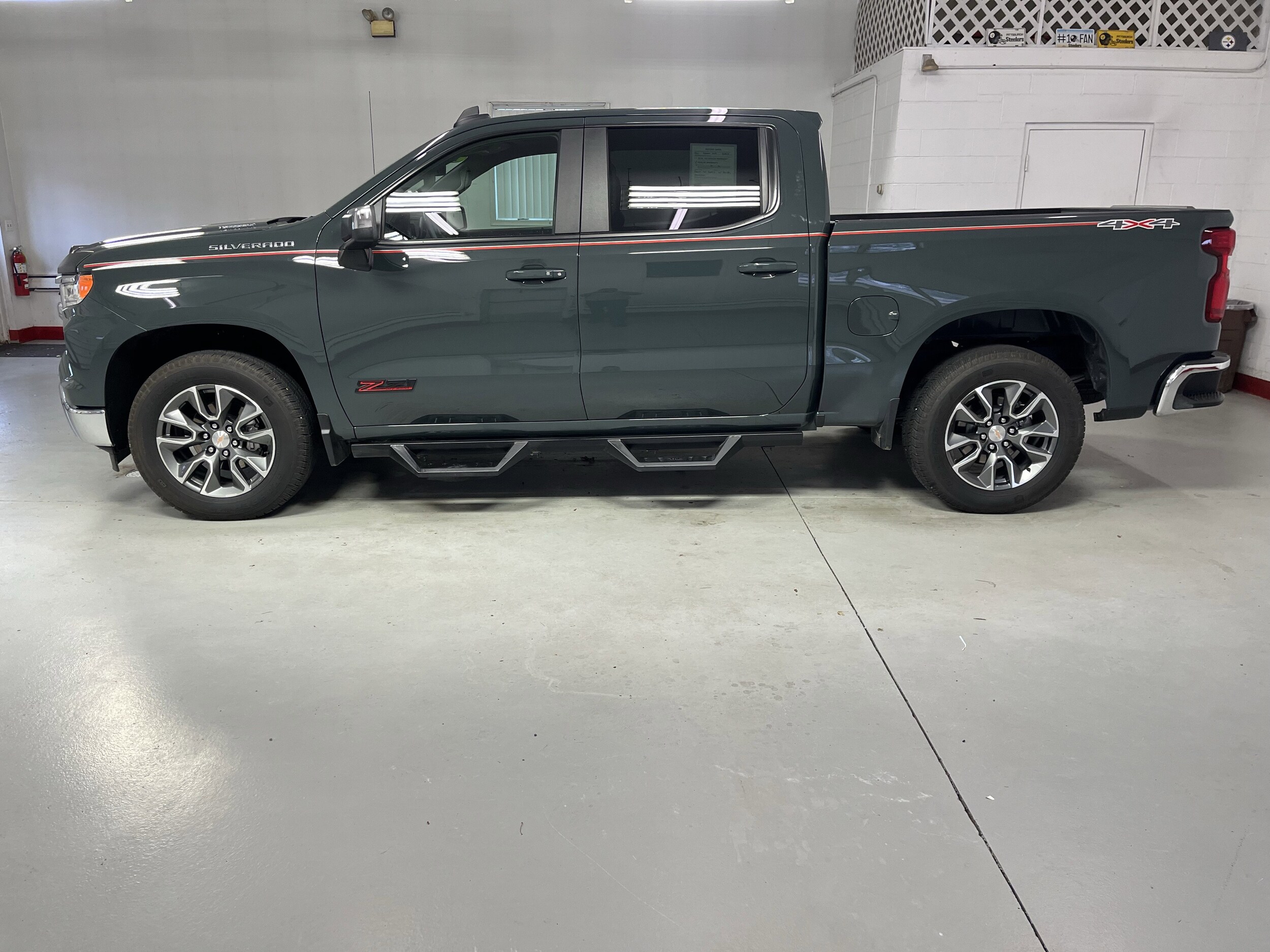 2025 Chevrolet Silverado 1500 LT photo 4