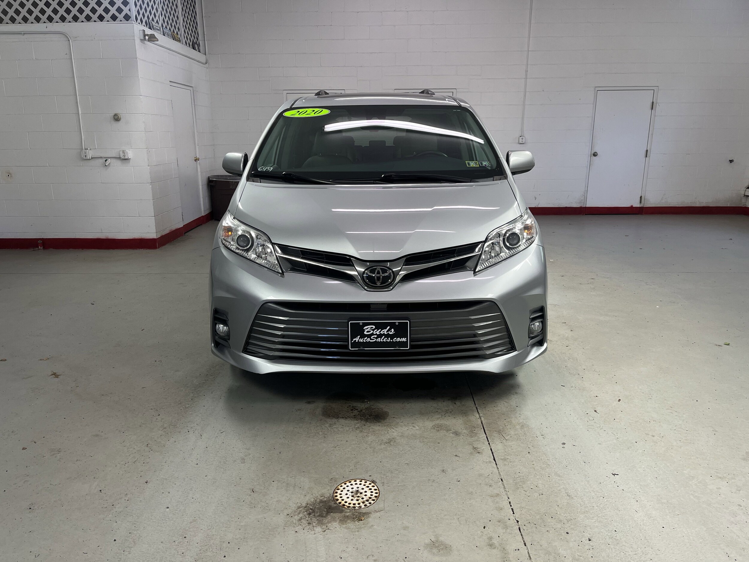 2020 Toyota Sienna XLE photo 2