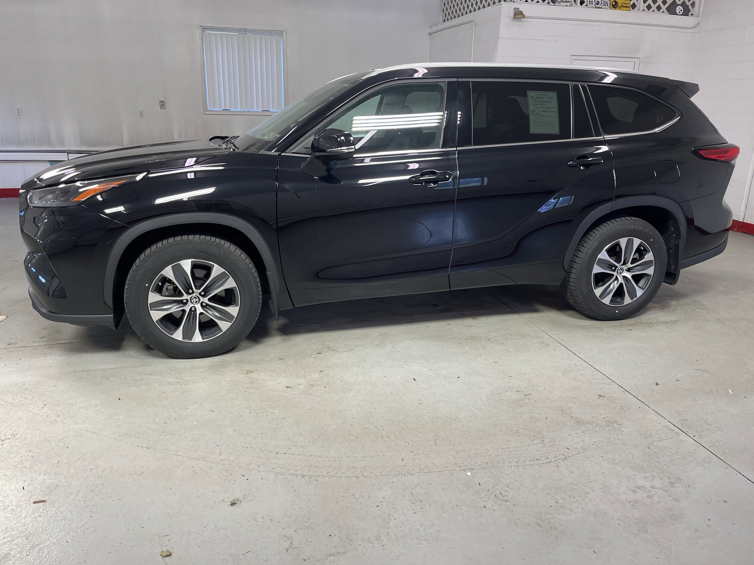 2022 Toyota Highlander XLE photo 3
