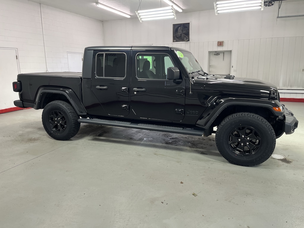 Used 2023 Jeep Gladiator Willys Truck Crew Cab