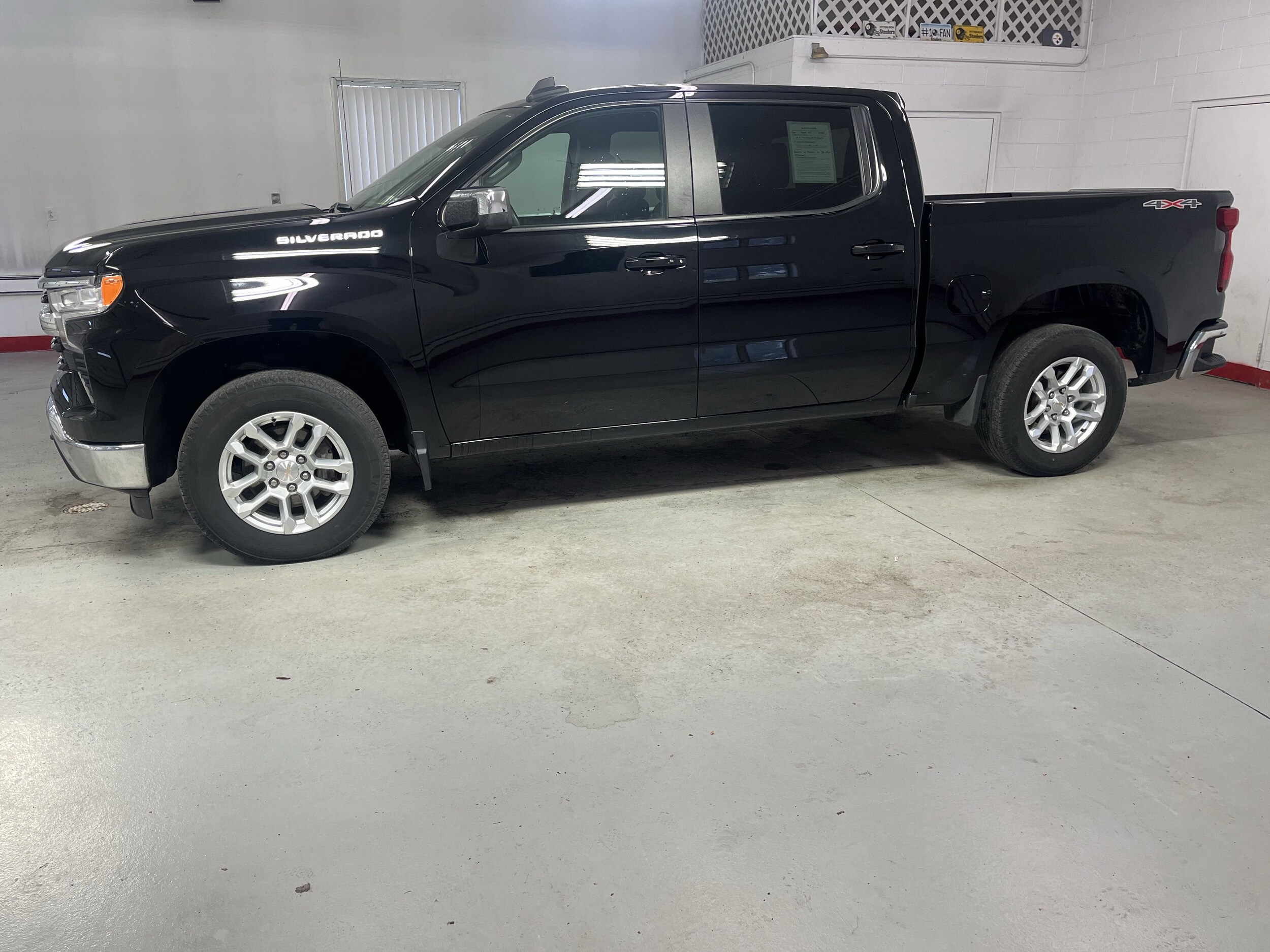 2023 Chevrolet Silverado 1500 LT photo 3
