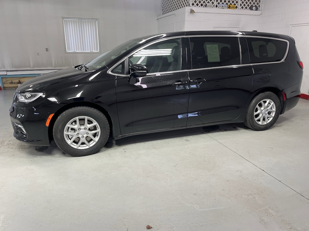 Used 2025 Chrysler Pacifica Van Passenger Van