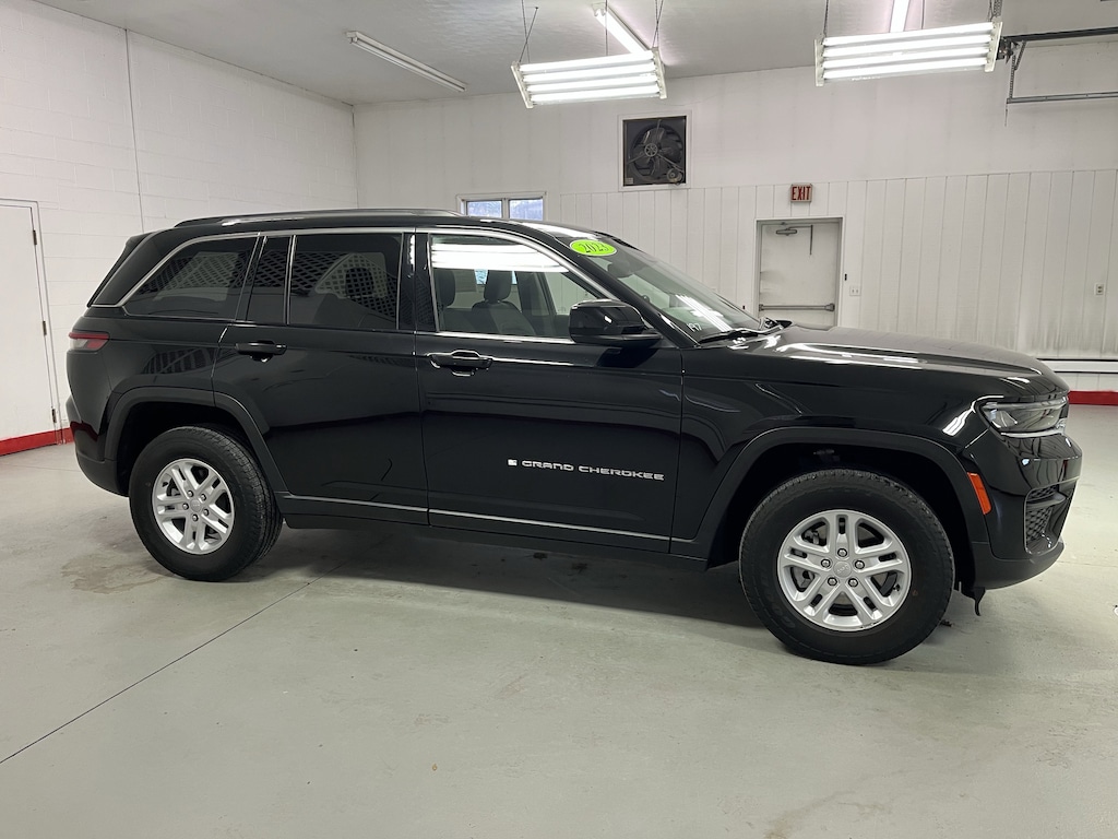 Used 2023 Jeep Grand Cherokee Laredo SUV