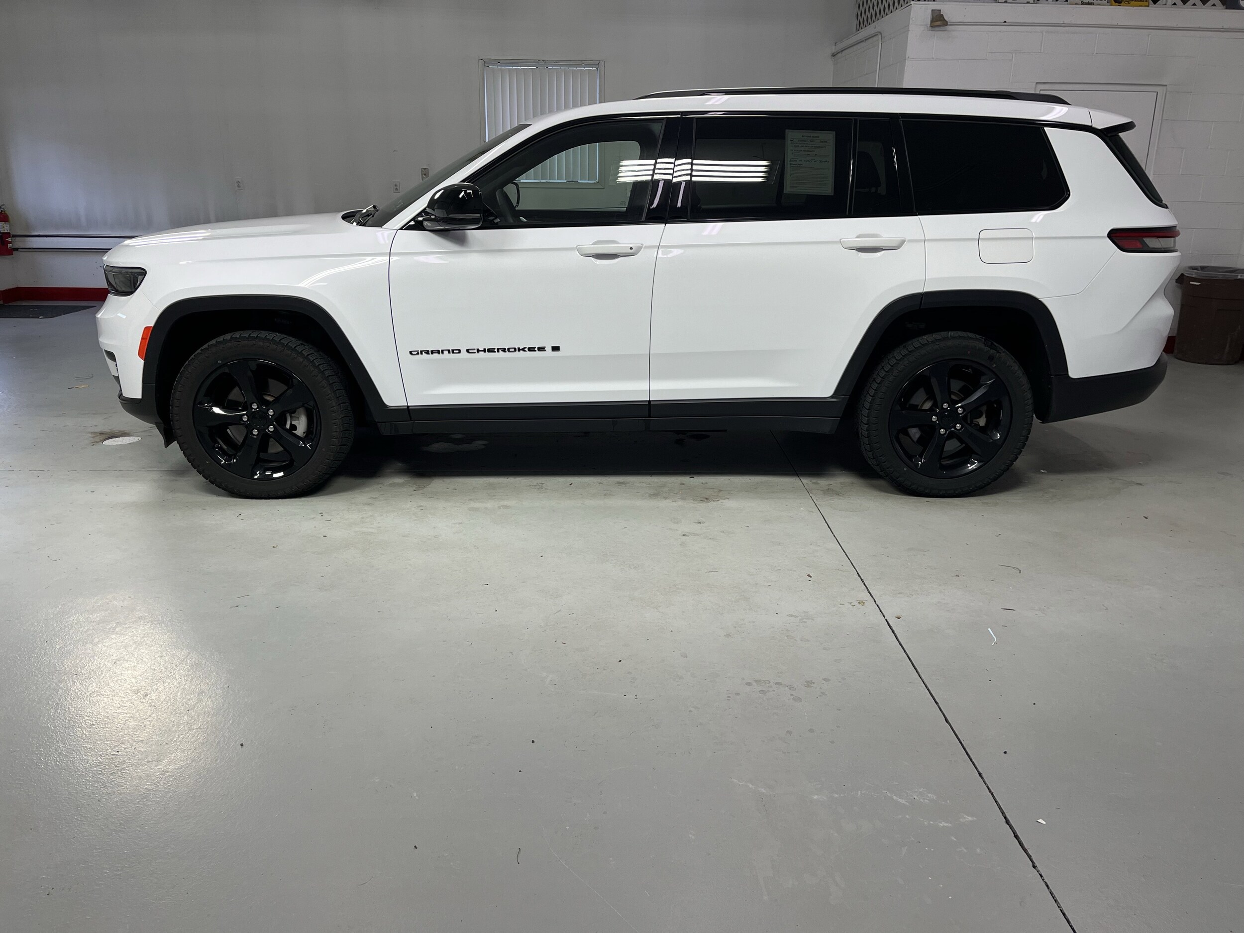 2023 Jeep Grand Cherokee Laredo Altitude photo 4
