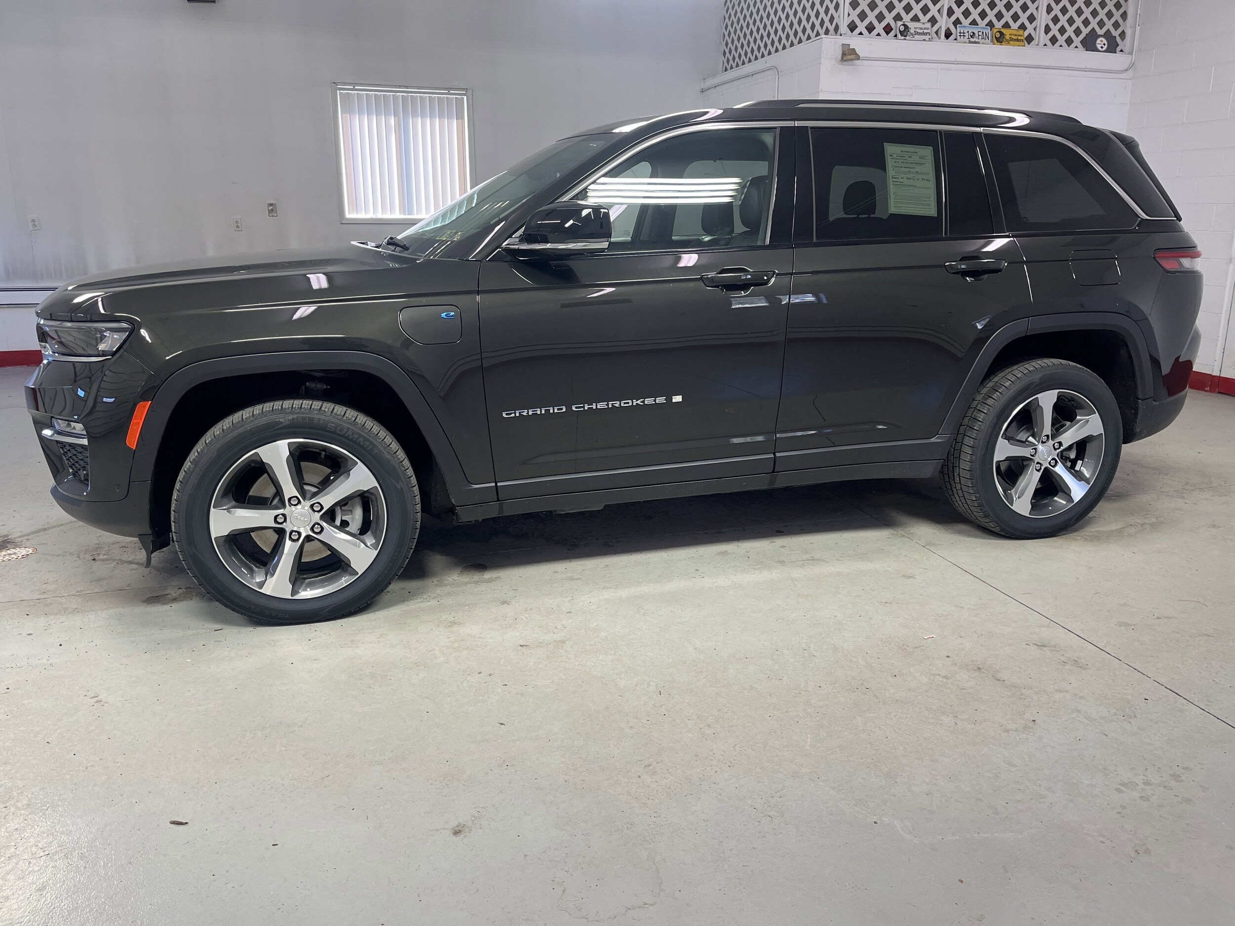 2023 Jeep Grand Cherokee 4xe photo 3