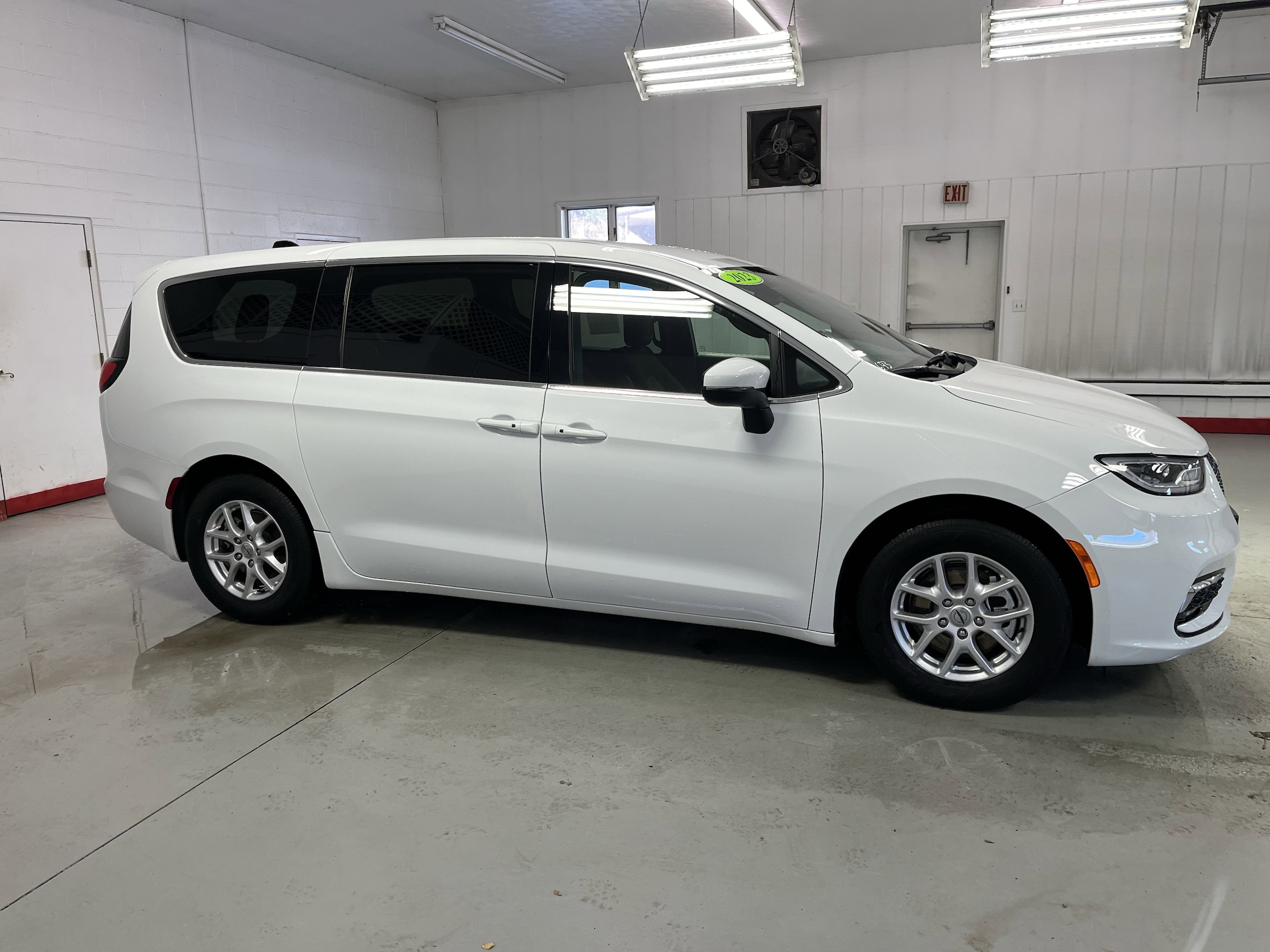2023 Chrysler Pacifica Touring's photo