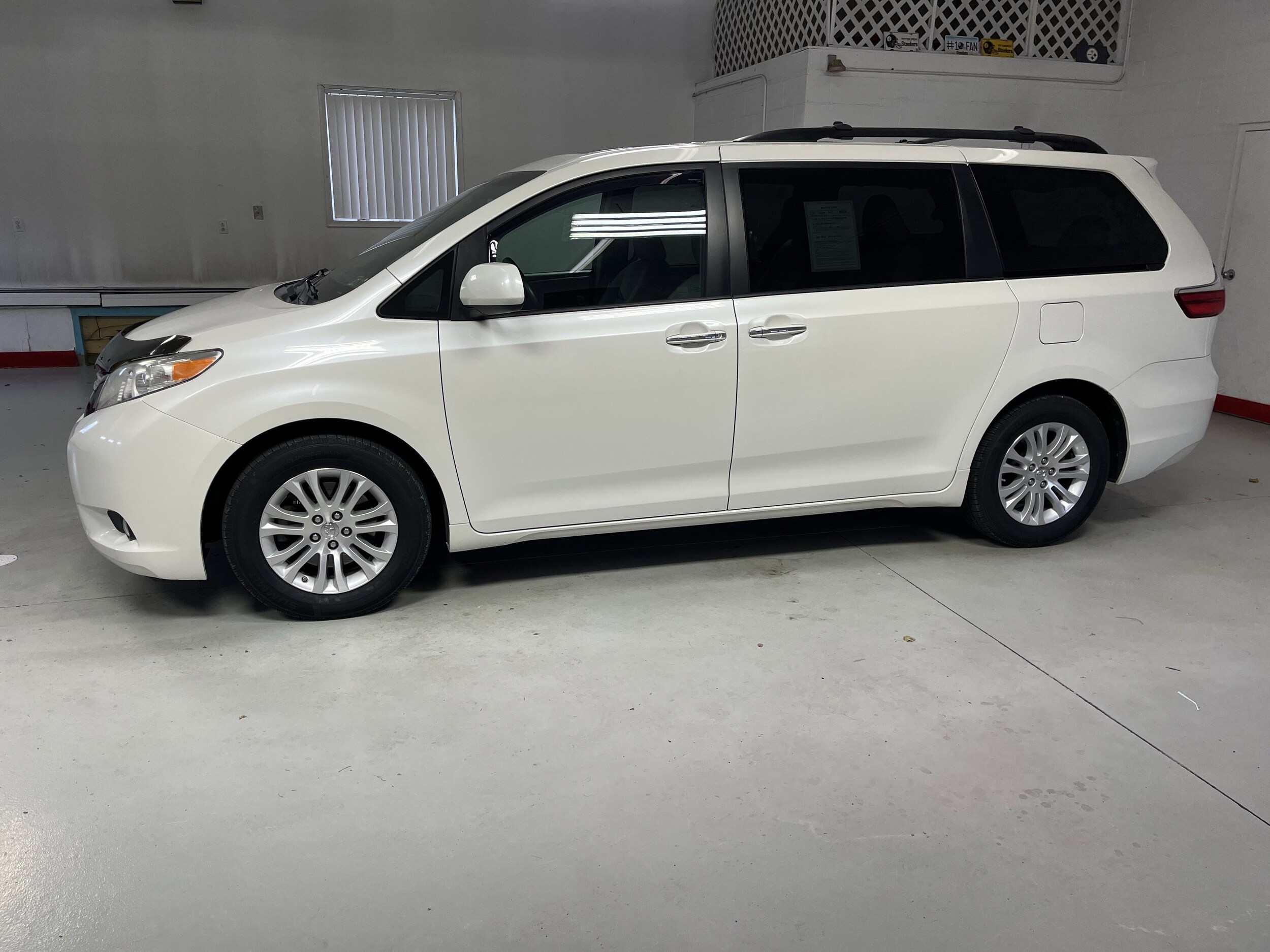 2017 Toyota Sienna Limited XLE Premium photo 3