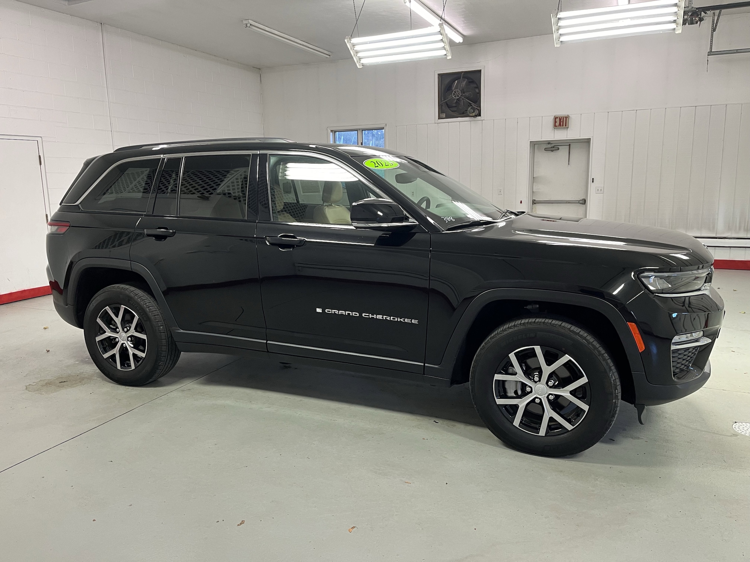 2023 Jeep Grand Cherokee Limited's photo