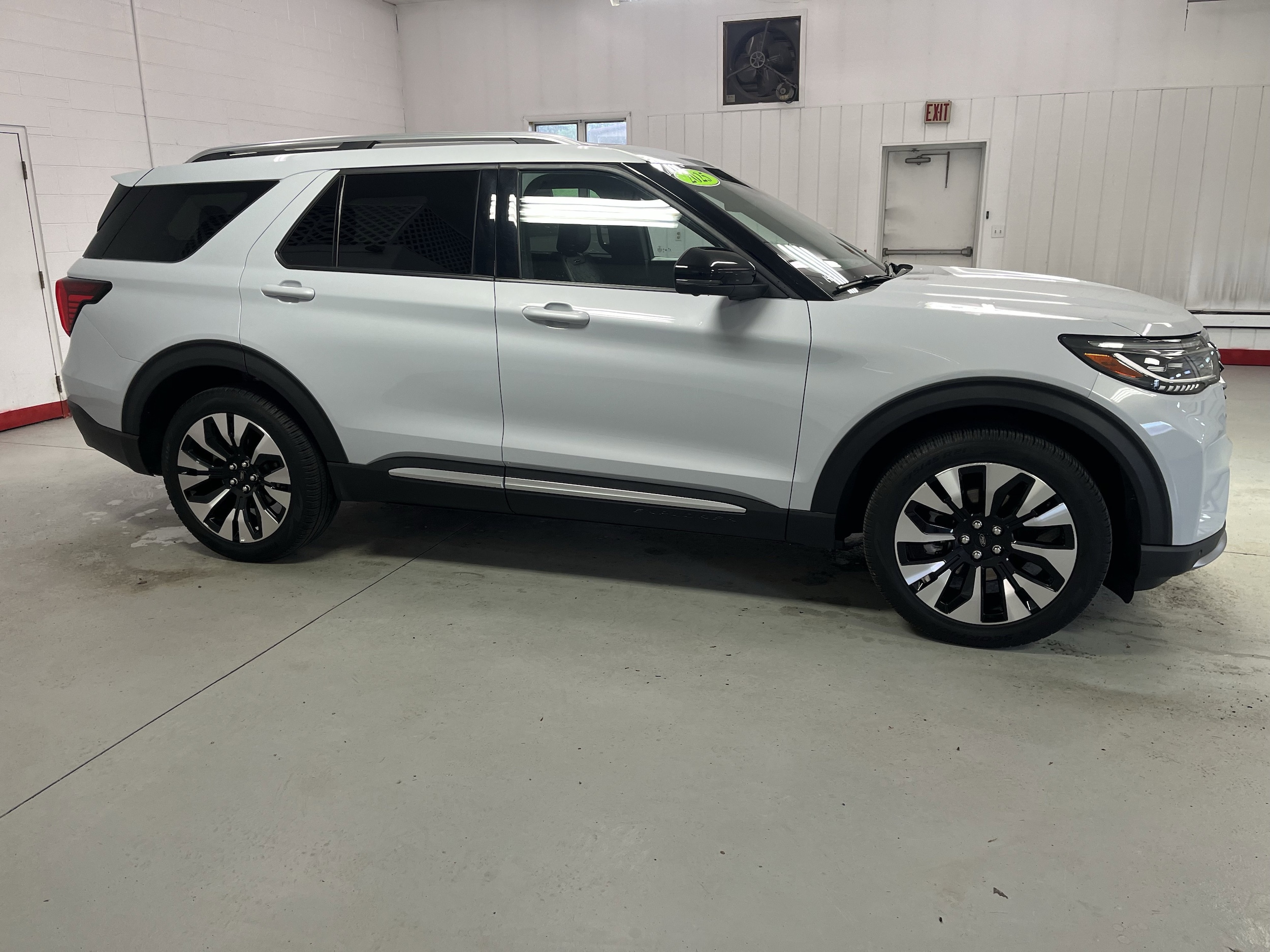 2025 Ford Explorer Platinum 4WD (PL535)'s photo