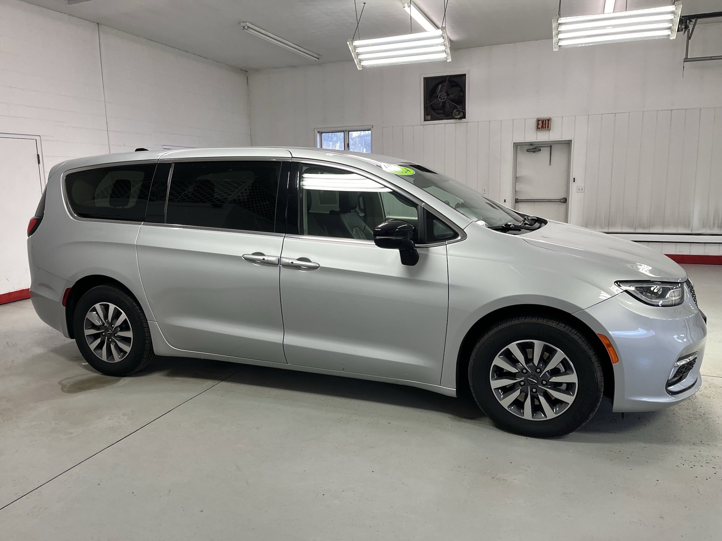 2024 Chrysler Pacifica Hybrid Select PHEV's photo