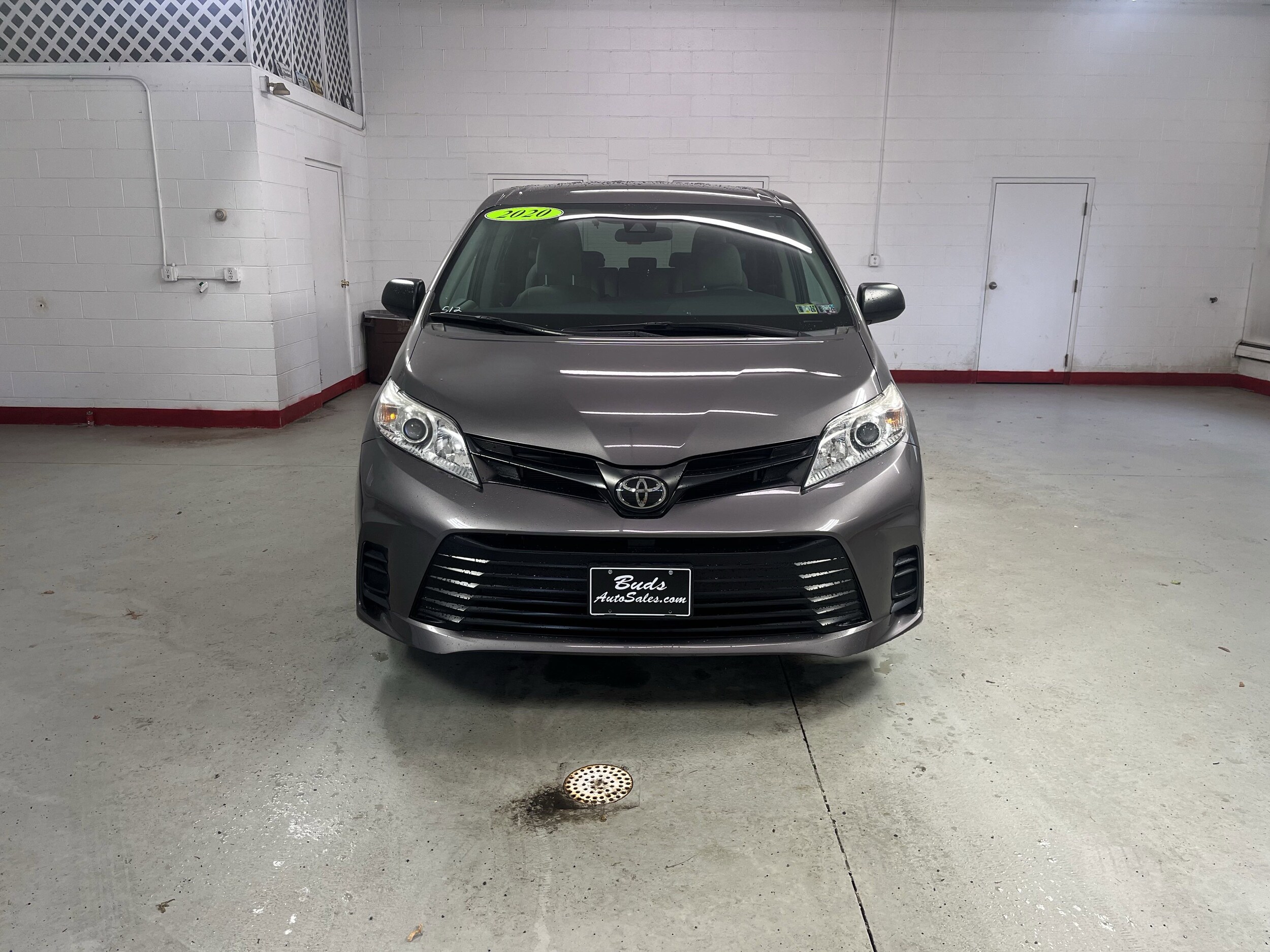 2020 Toyota Sienna L photo 2