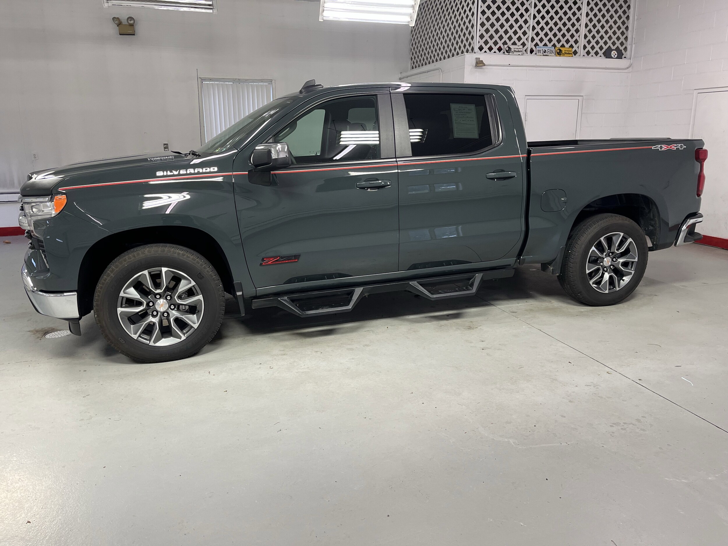 2025 Chevrolet Silverado 1500 LT photo 3