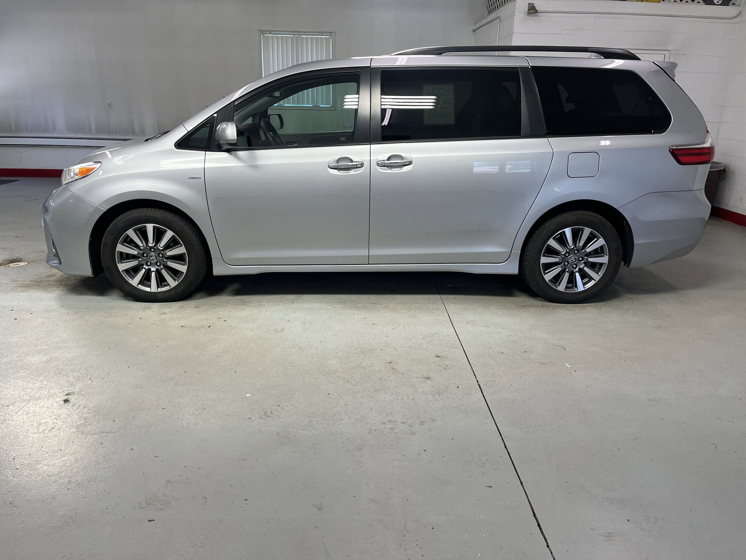 2020 Toyota Sienna XLE photo 4