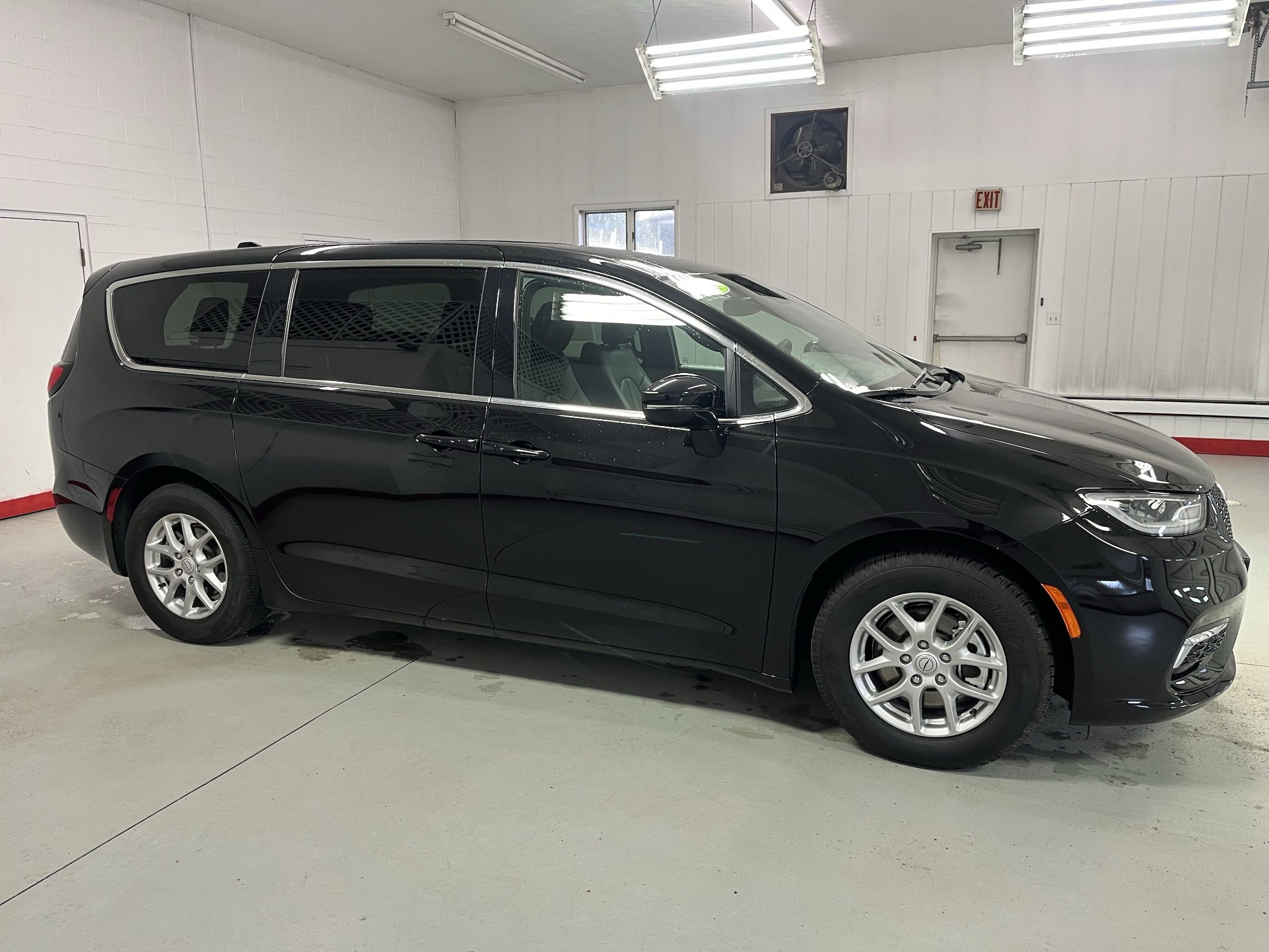 2025 Chrysler Pacifica Select's photo
