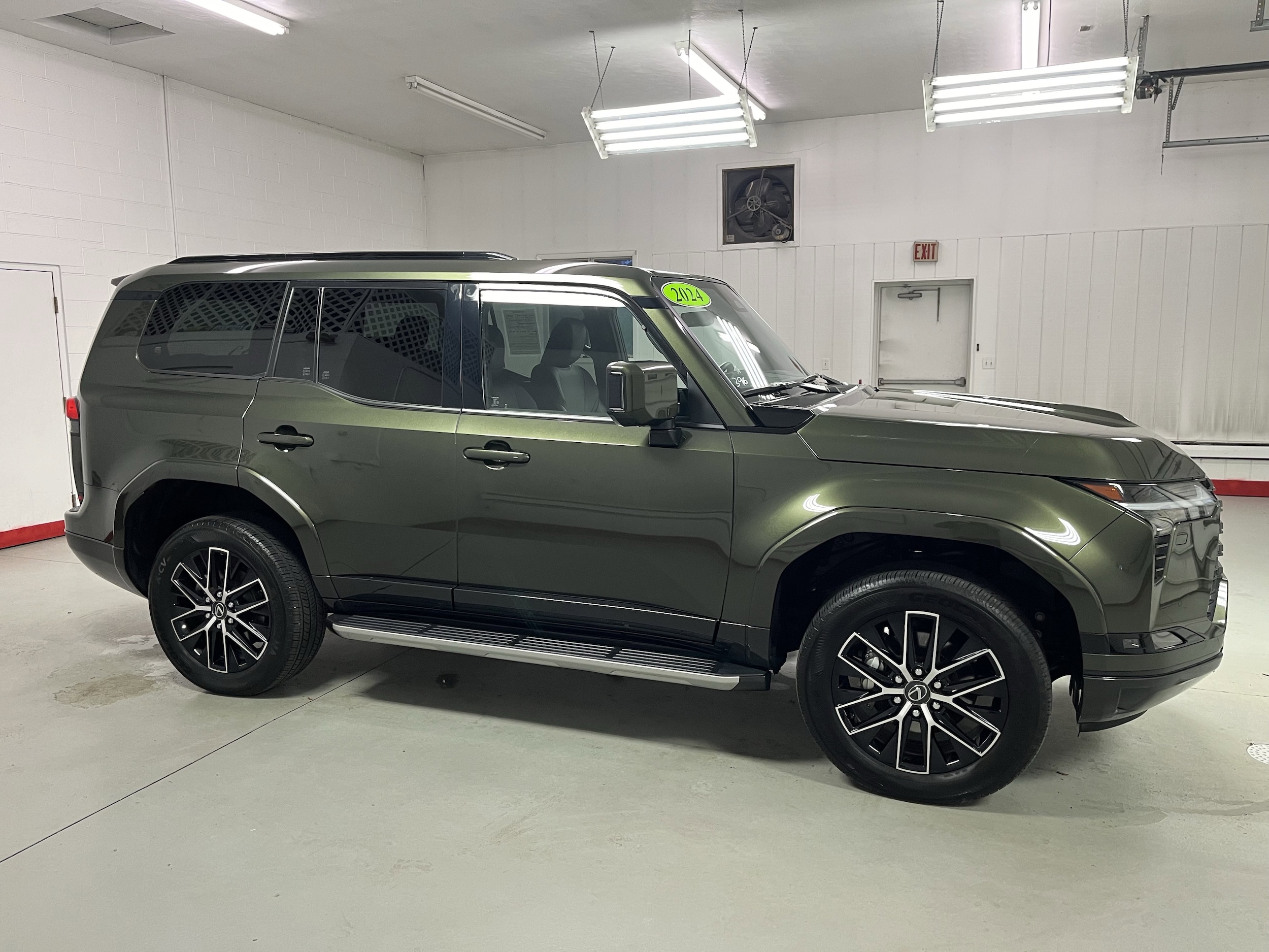 2024 Lexus GX Premium's photo