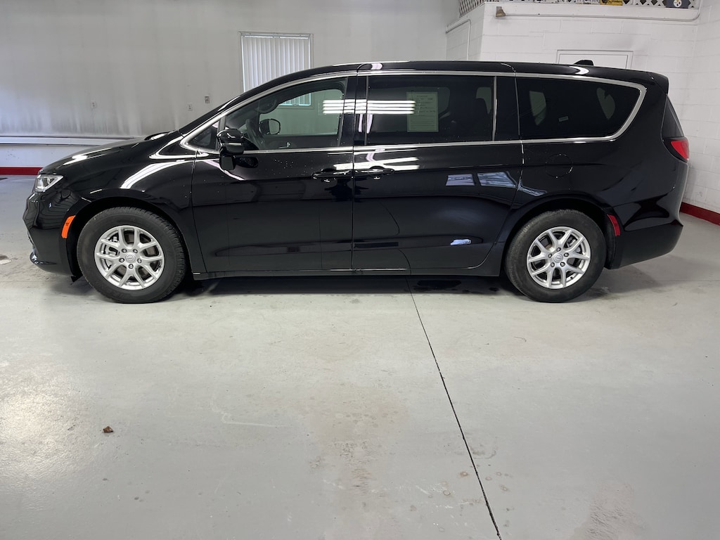 Used 2025 Chrysler Pacifica Van Passenger Van