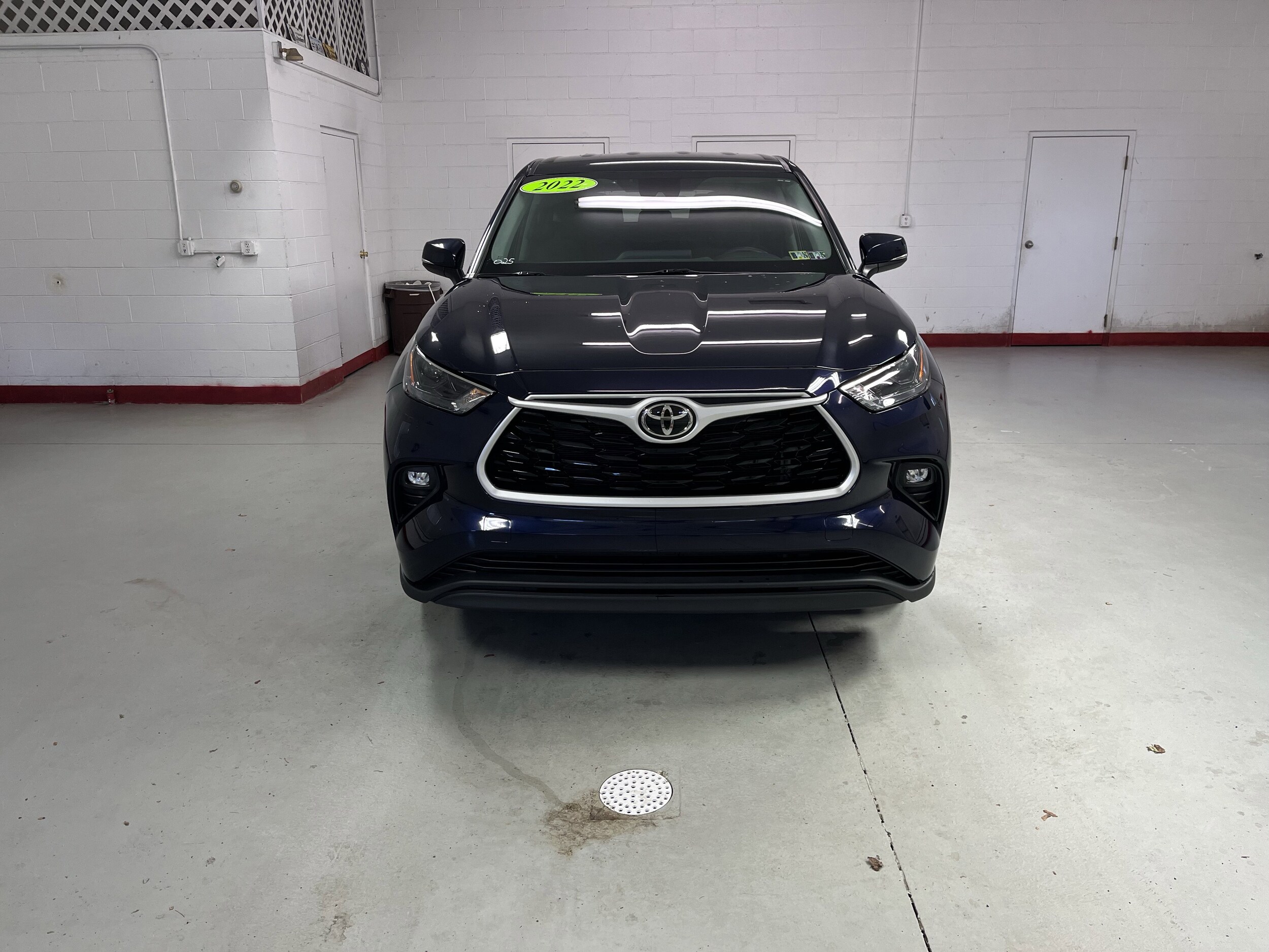 2022 Toyota Highlander LE photo 2