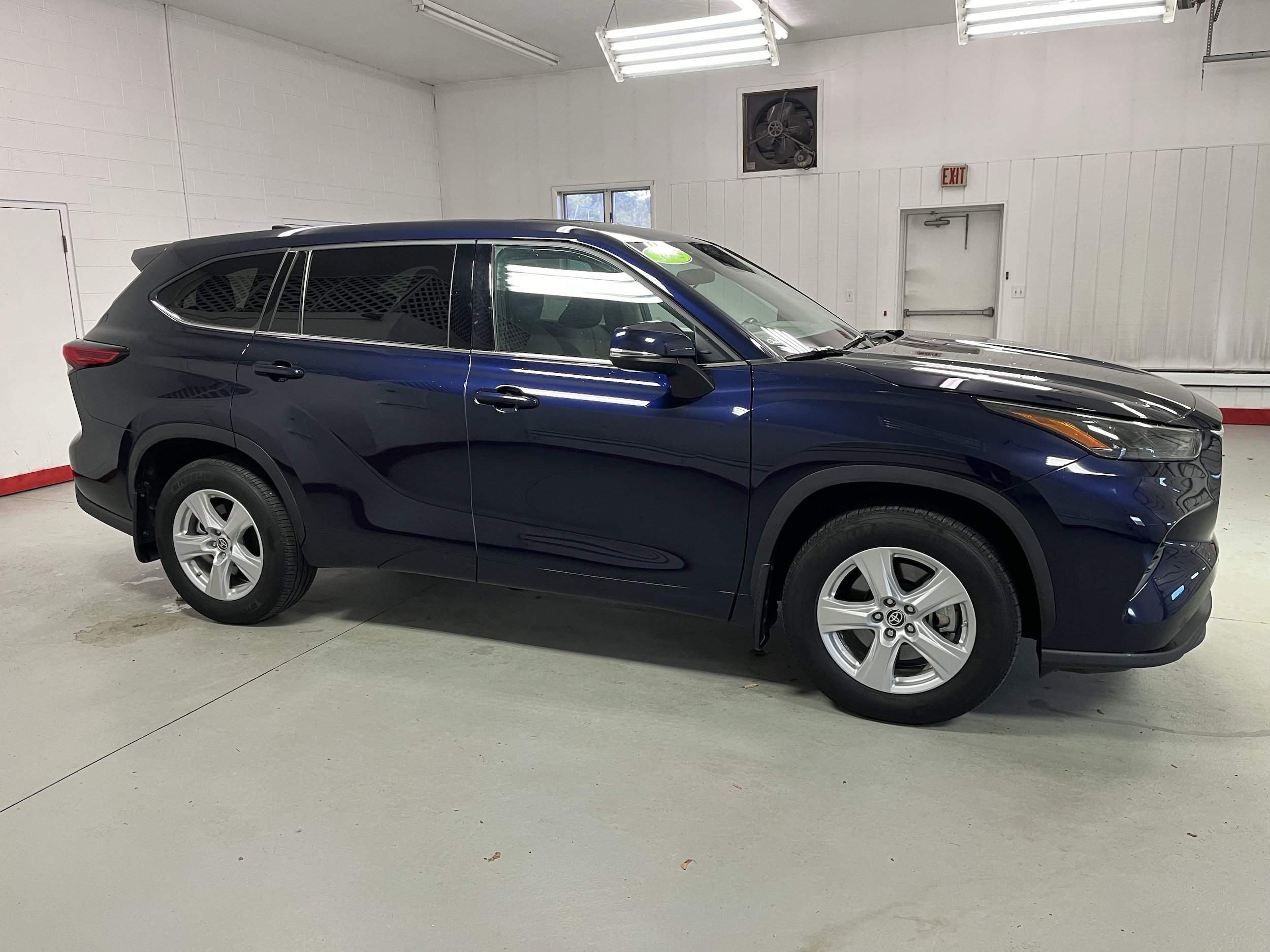 2022 Toyota Highlander LE's photo