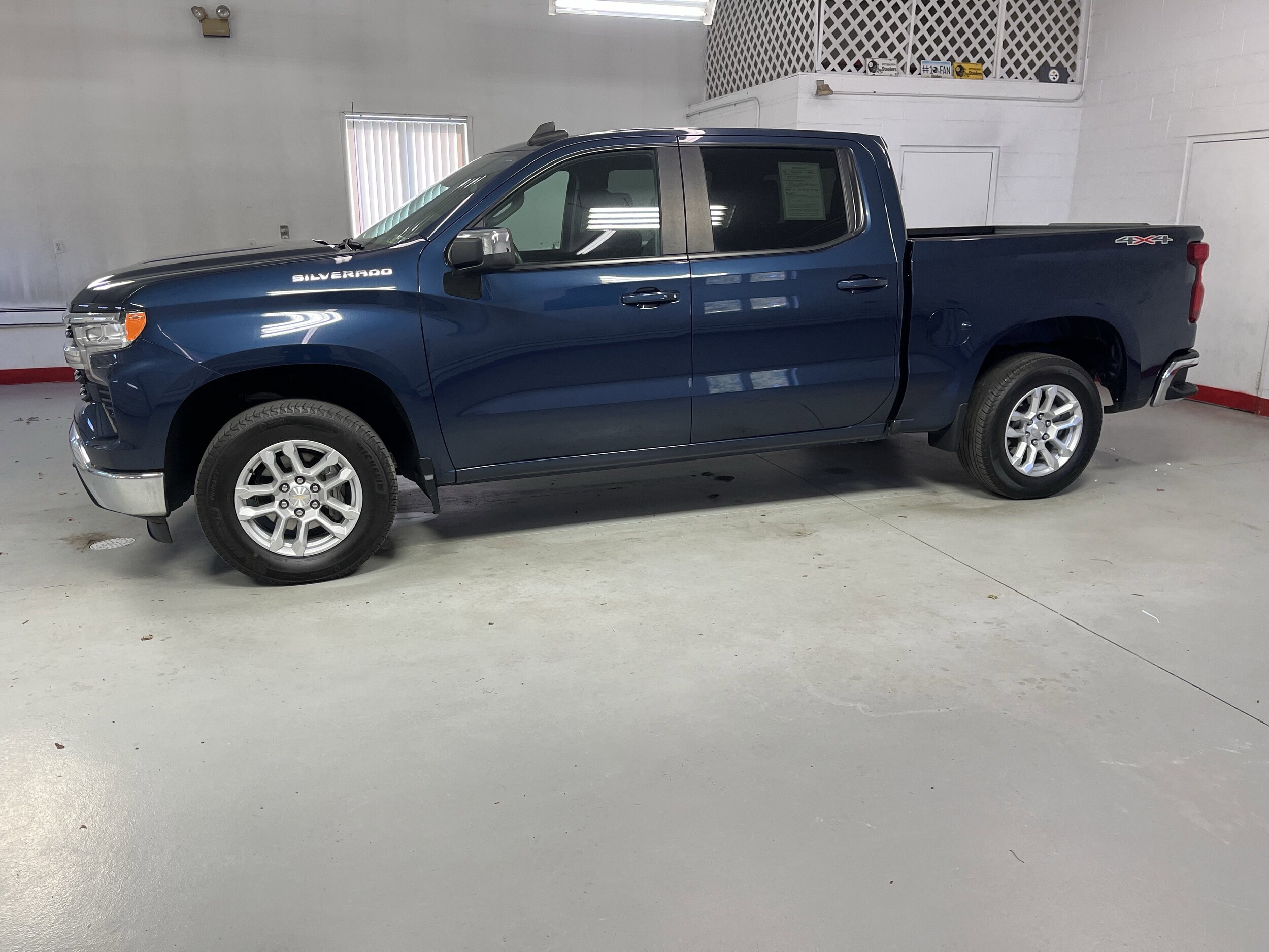 2022 Chevrolet Silverado 1500 LT photo 3