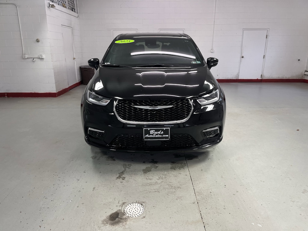 Used 2025 Chrysler Pacifica Van Passenger Van