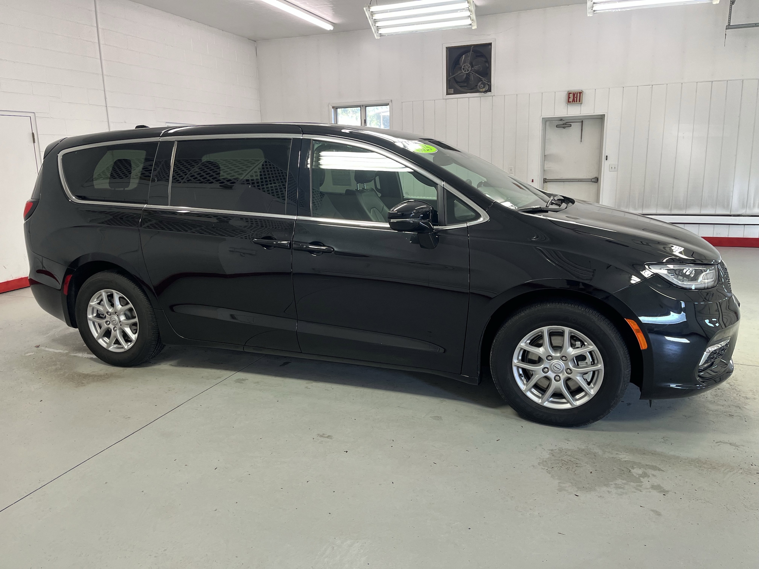 2025 Chrysler Pacifica Select's photo