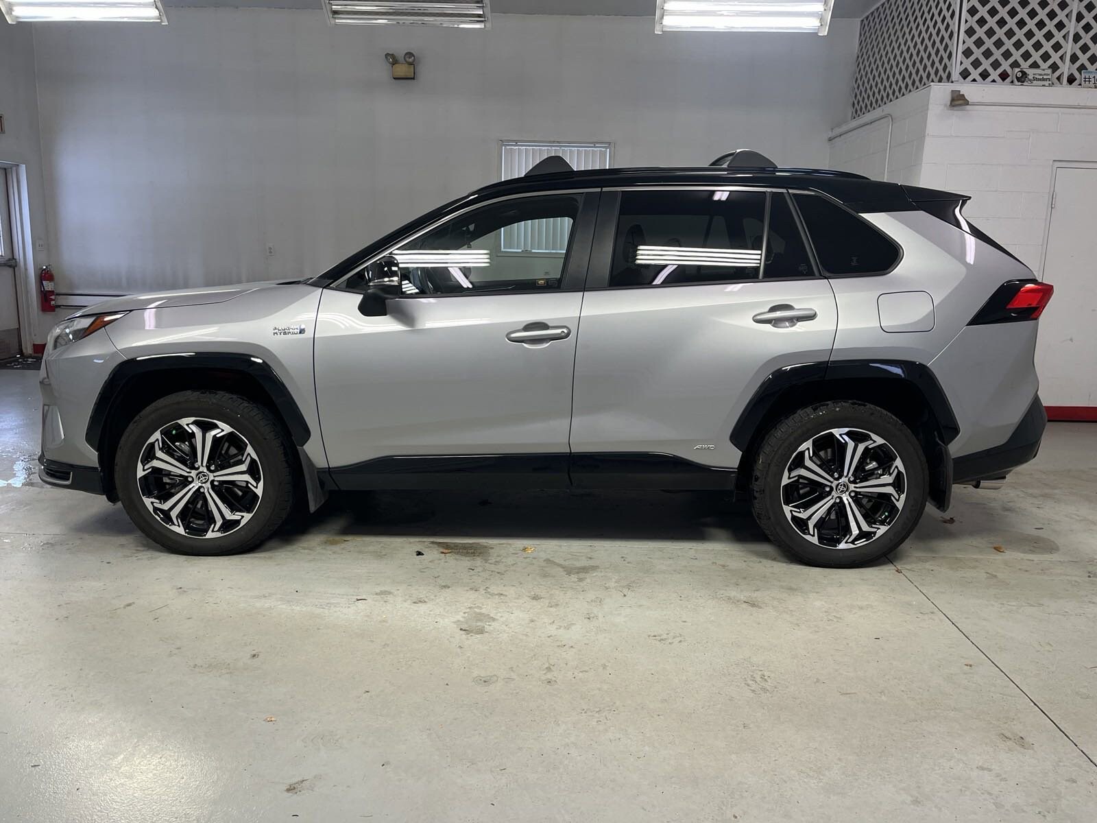 2022 Toyota RAV4 Prime XSE photo 4