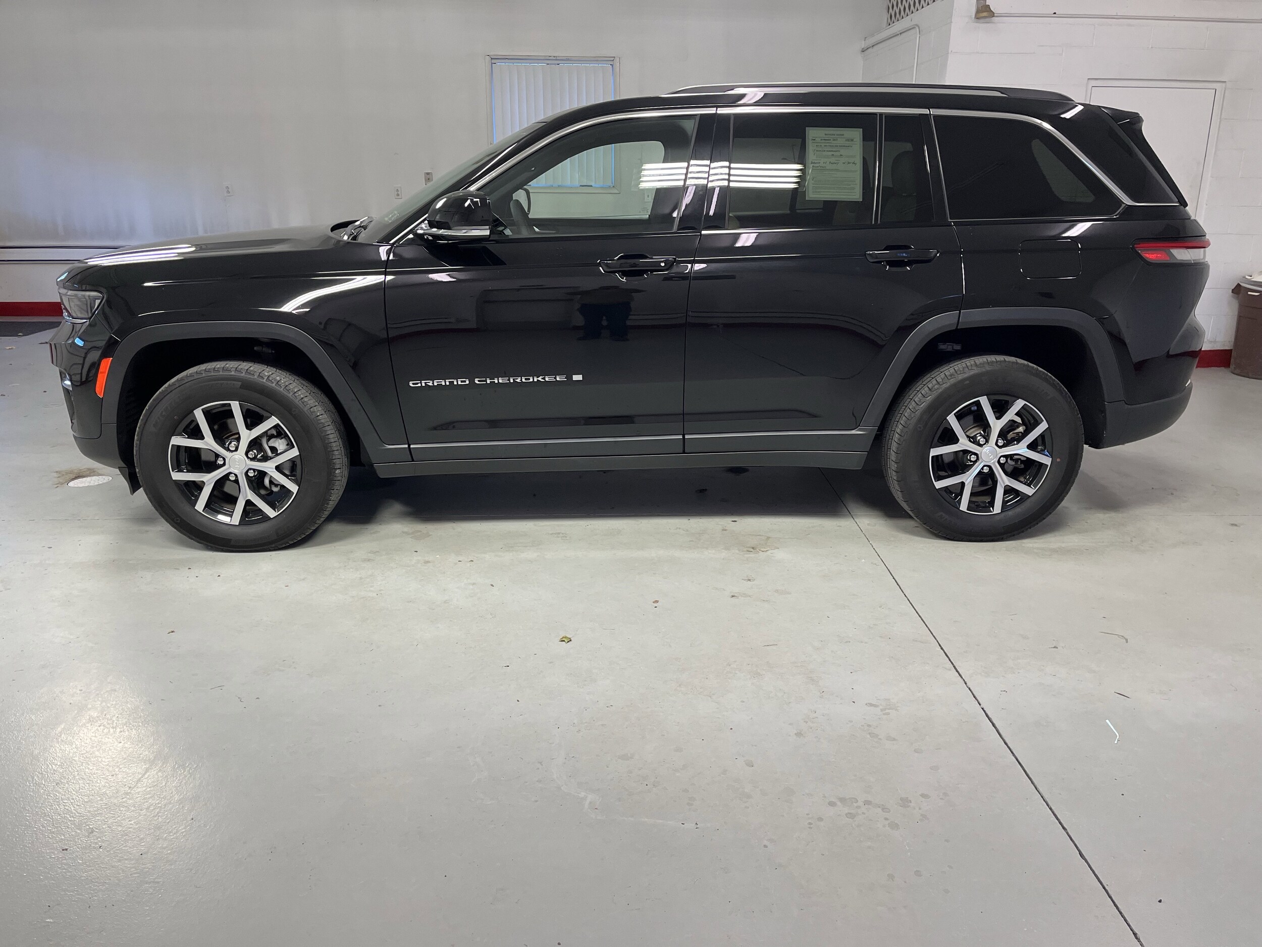 2023 Jeep Grand Cherokee Limited photo 2