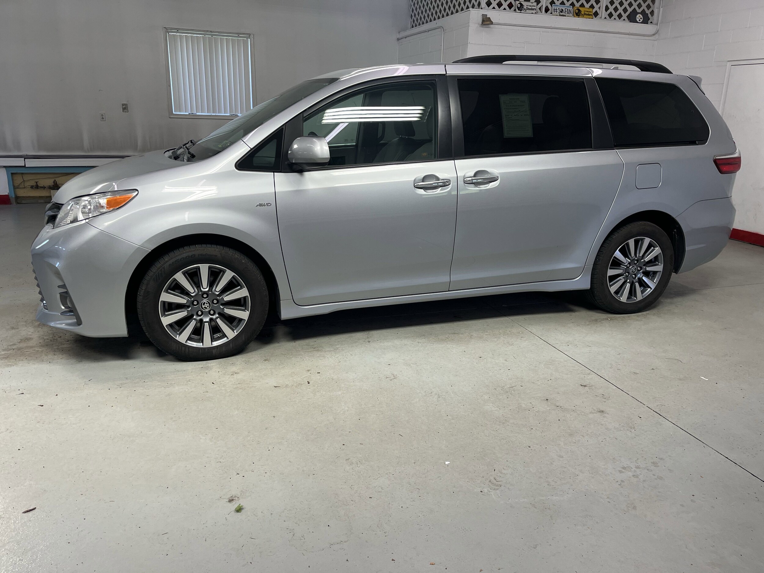 2020 Toyota Sienna XLE photo 3