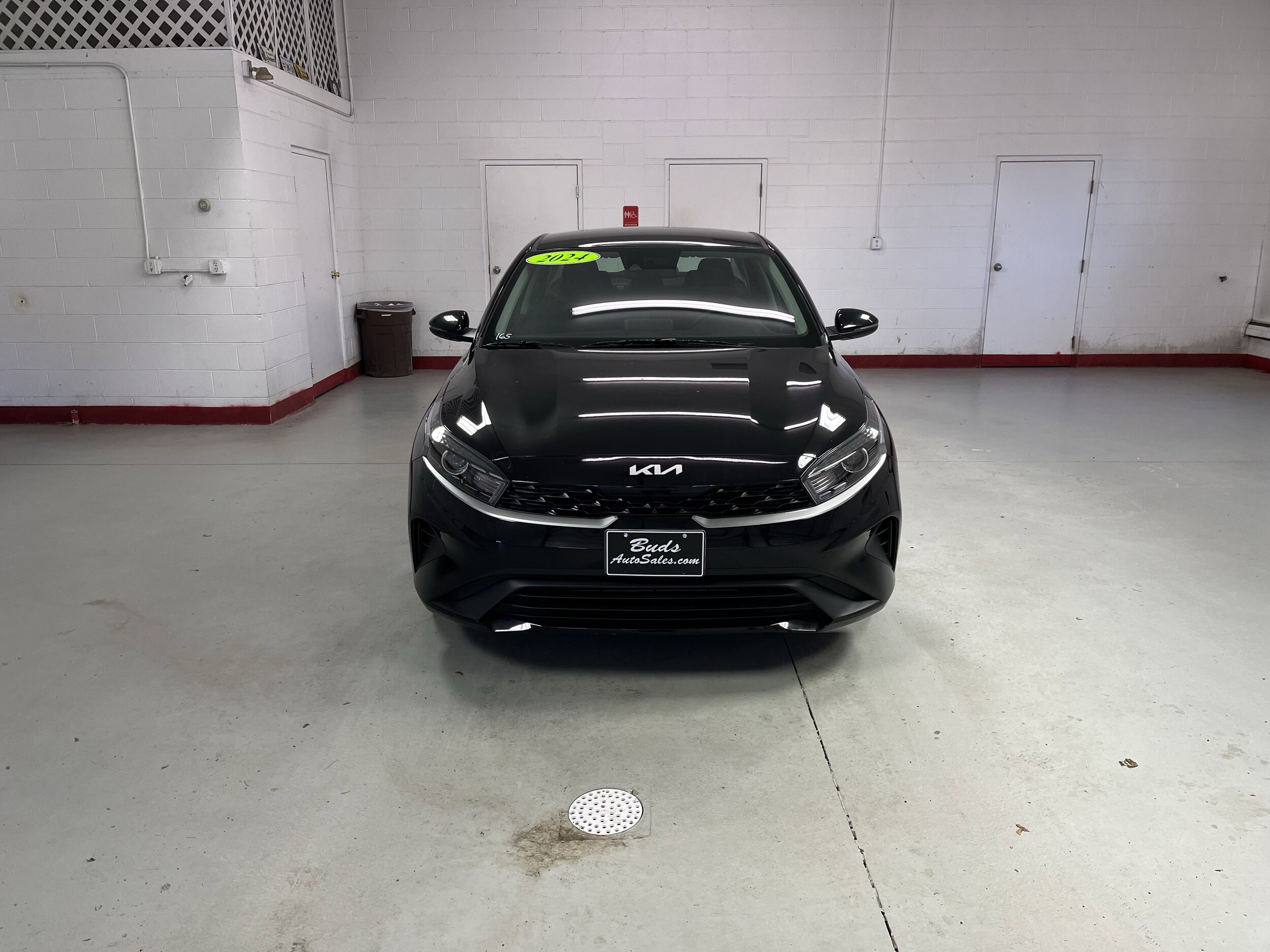 2024 Kia Forte LXS photo 2