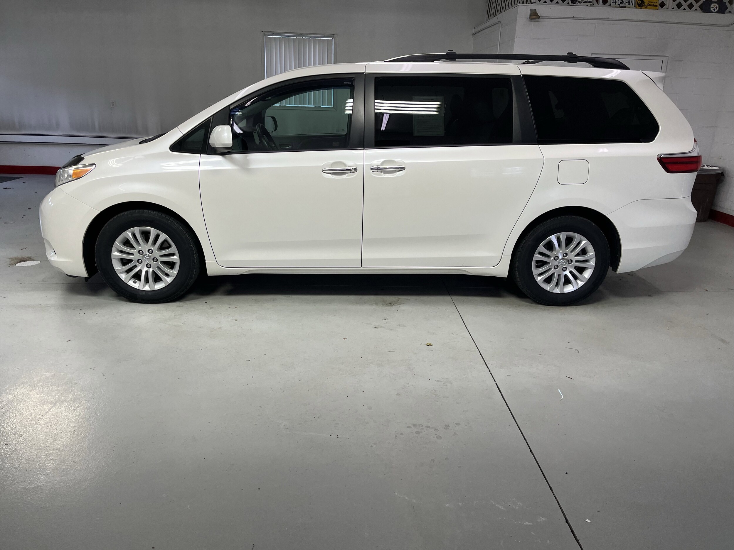 2017 Toyota Sienna Limited XLE Premium photo 4
